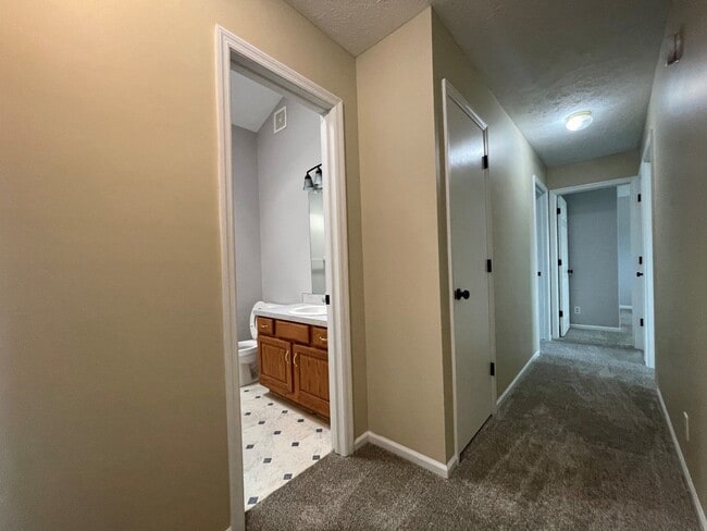 Building Photo - Home For Rent Bellevue!