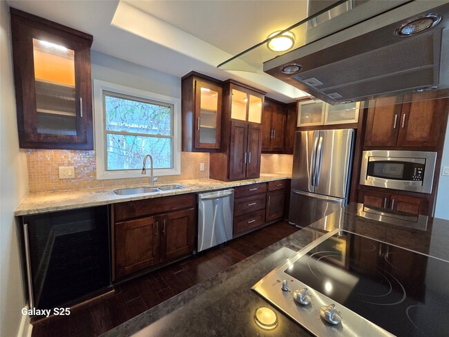 Building Photo - 102 E 5th St