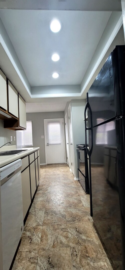 Building Photo - Cozy 2 bed 1.5 Bath Condo With Car Port
