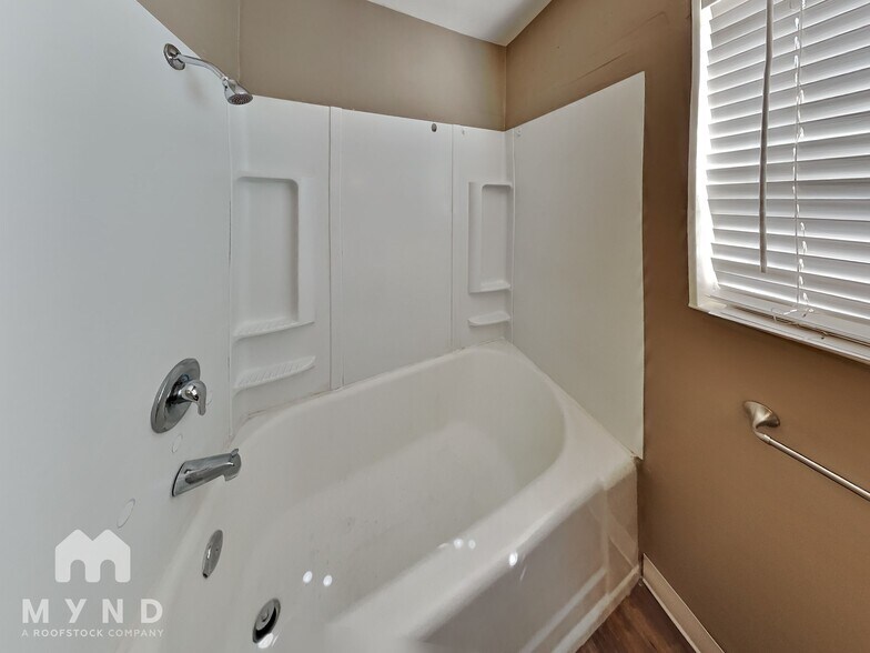 Building Photo - 2141 Royal Oaks Dr