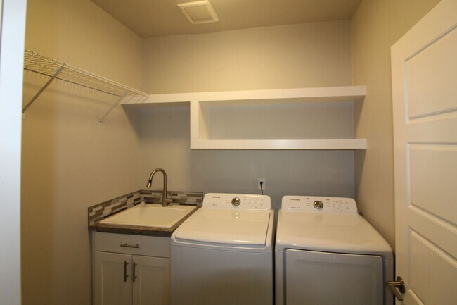 Building Photo - 3 bedroom, 2 bath home in Kennewick