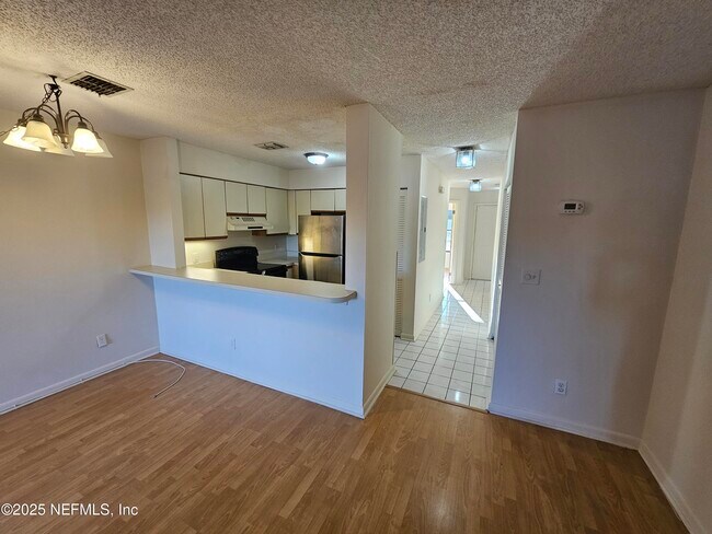 Building Photo - 1307 River Hills Cir E