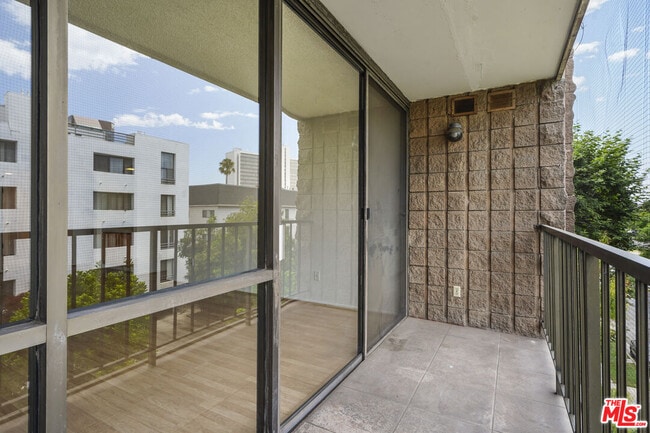 Building Photo - 10966 Rochester Ave