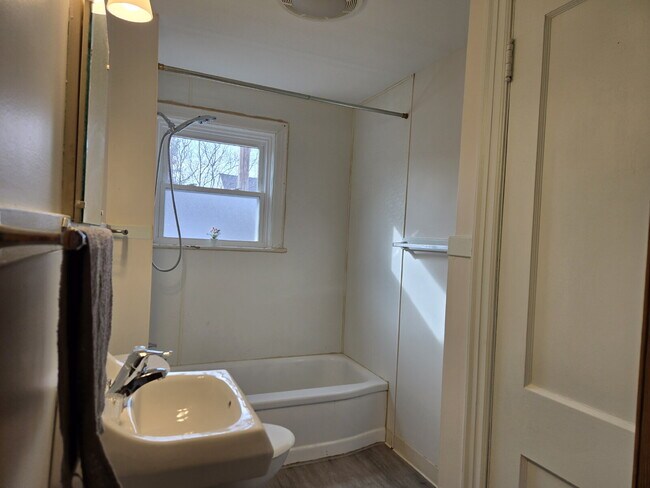 Building Photo - Small in Size, Big on Charm – Updated 1 Bed Home on East Oberlin!