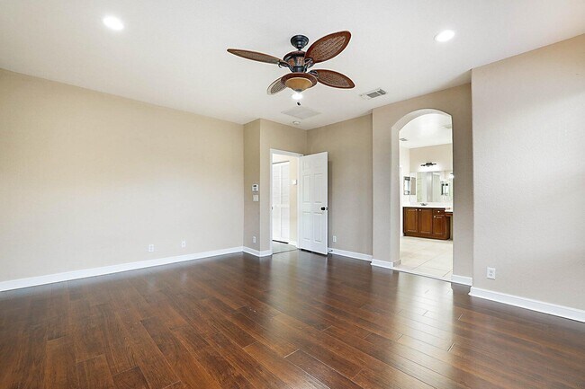 Building Photo - 748 Cresta Cir