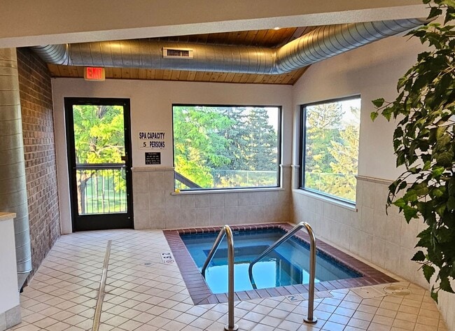 Building Photo - Plymouth Condo For Rent