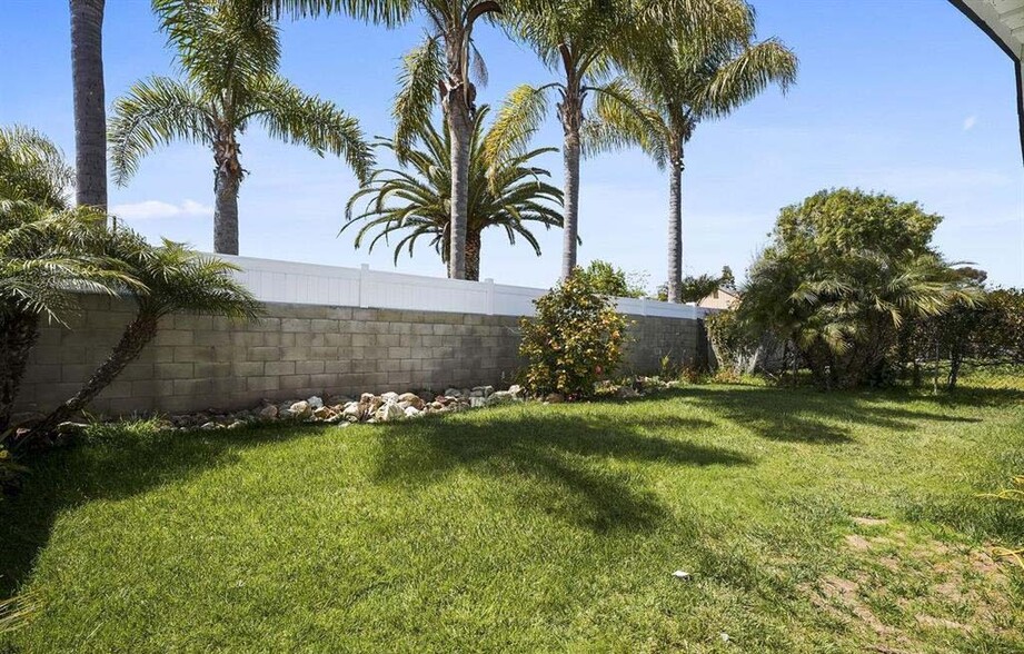 Building Photo - 2537 Davis Ave