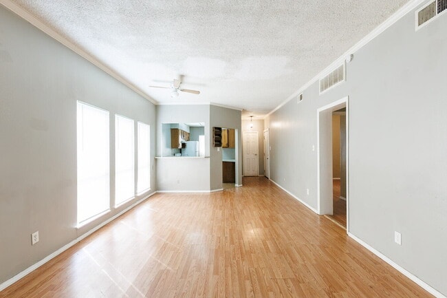 Building Photo - MOVE IN SPECIAL *1st Month Half Off Rent* - Extra Large 2 Bedroom 2 Bathroom Apartment