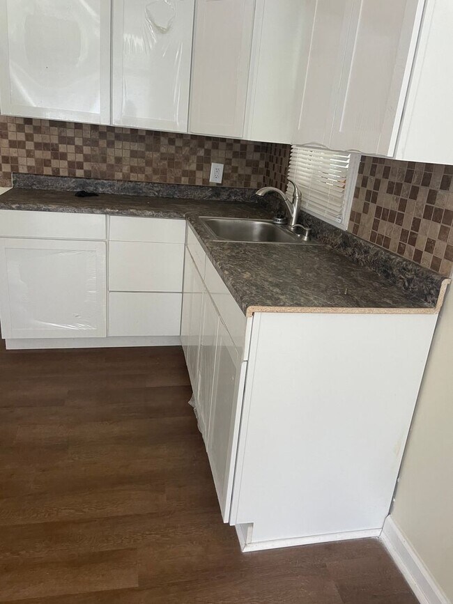 Building Photo - Adorable 3 Bedroom with Updates