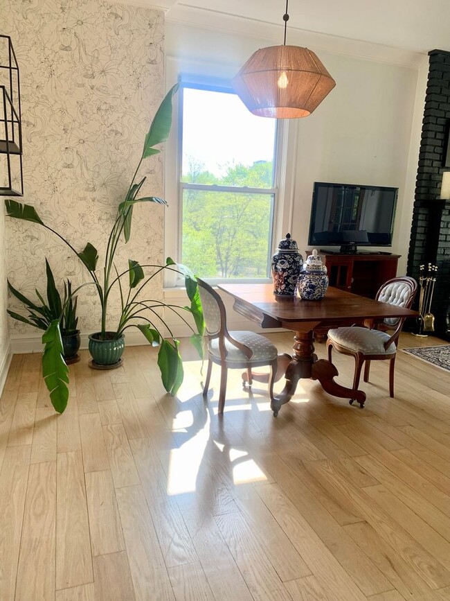 Building Photo - Spacious 3BR Condo in prime Lincoln Park l...