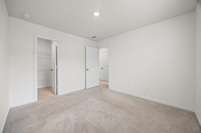 Building Photo - "Spacious 4-Bedroom Home Located In Desira...