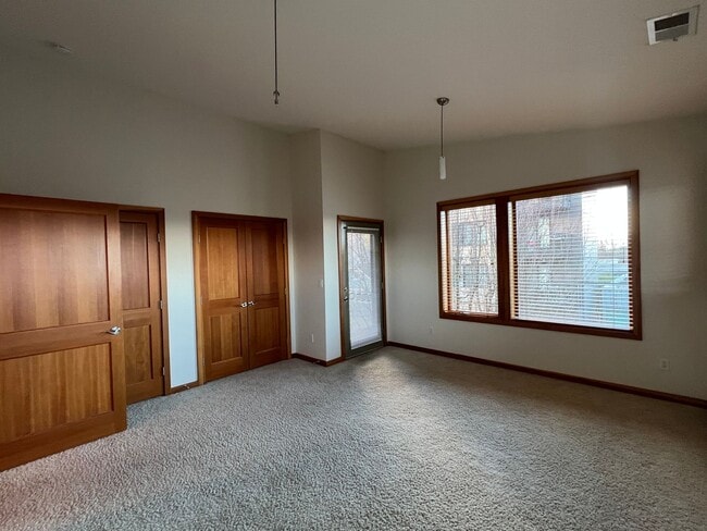 Building Photo - AUGUST RENT FREE with LIMITED SHOWINGS AVAILABLE on July 25th! - Gorgeous Townhome Style Condomin...