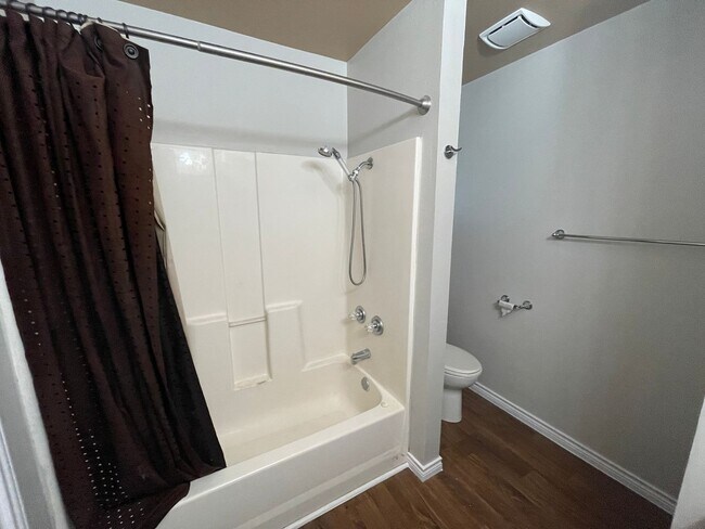 Building Photo - NEW ON MARKET