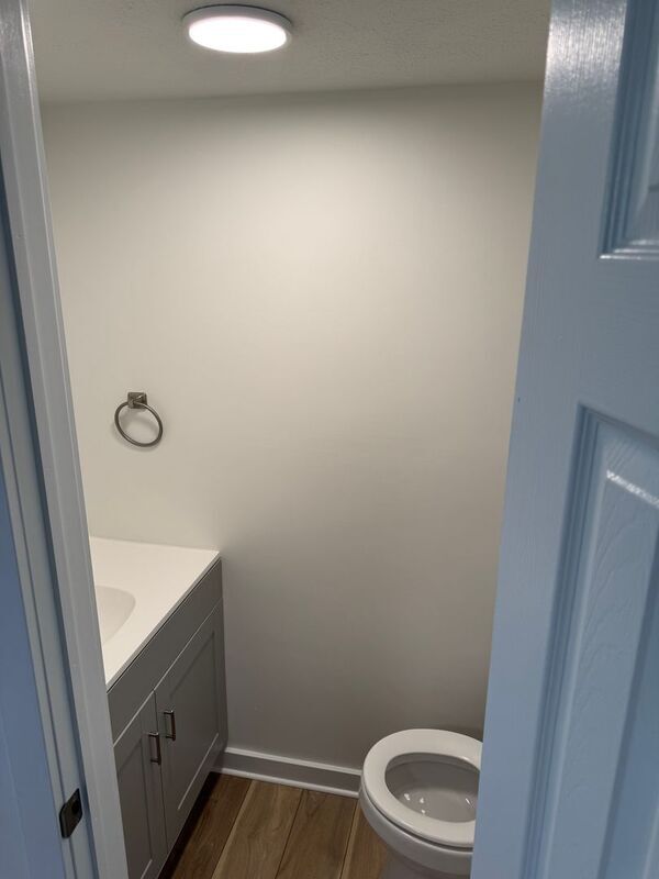 Building Photo - 623 E Bain St