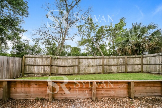 Building Photo - Feel right at home in this charming 3 bedr...