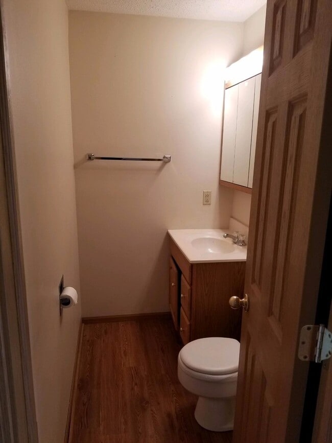 Building Photo - 2 Bedroom, 1.5 Bath Townhouse in Clinton, IA