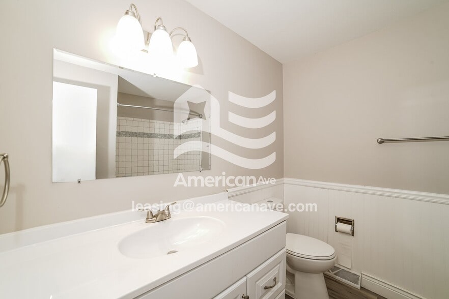 Building Photo - 6619 N Greenmont Rd