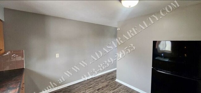 Building Photo - MOVE IN SPECIAL!! Cozy 2 Bed 1 Bath Duplex in KCK-Available NOW!! MOVE IN SPECIAL $400 OFF 2nd Mo...
