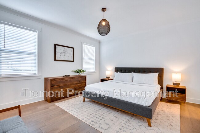 Building Photo - 1017 E 14th St