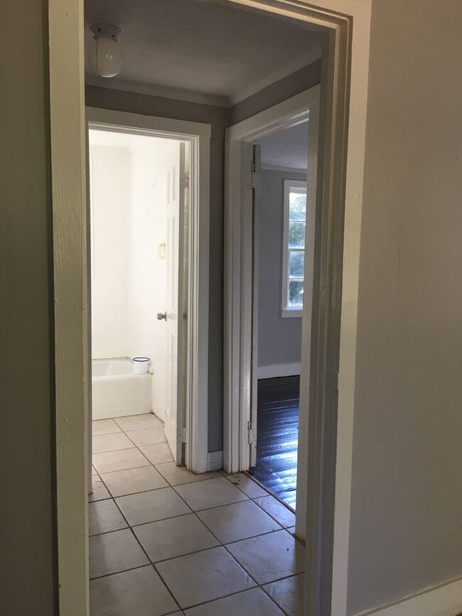 Building Photo - 2 Bedroom Cottage
