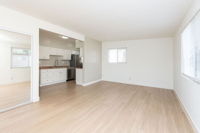 Interior Photo - 200-206 Maple