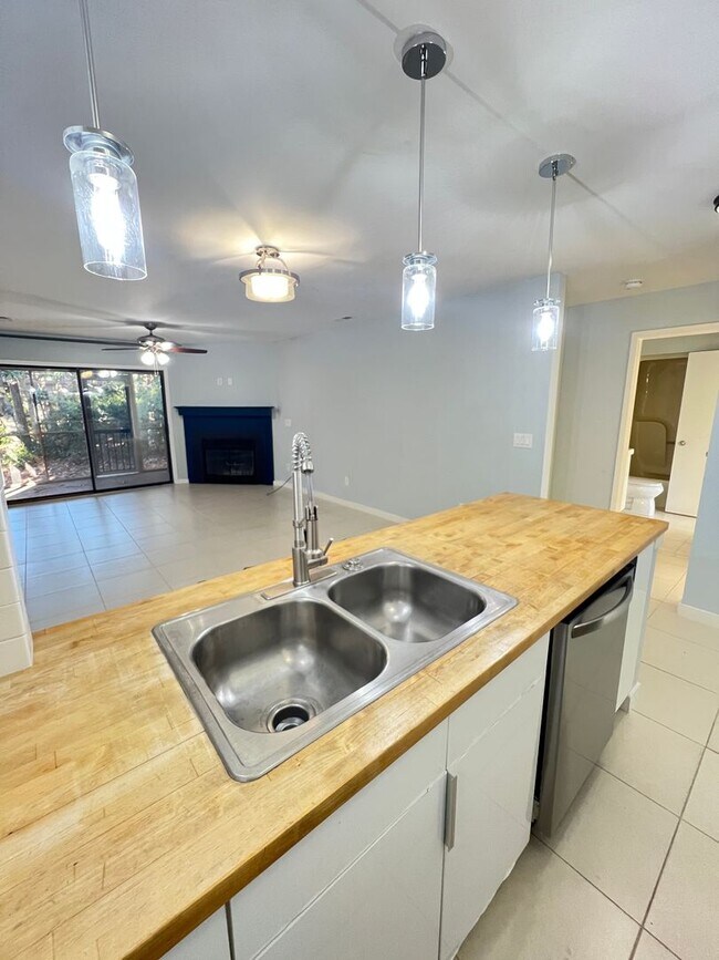 Building Photo - Introducing a charming condo in the heart of Wilmington, NC.