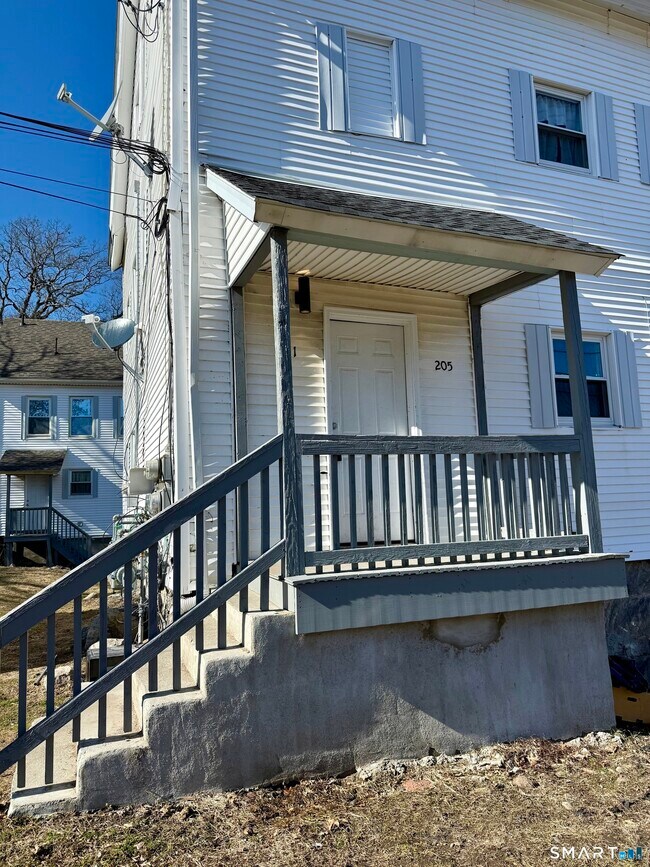 Building Photo - 205 Shaw St