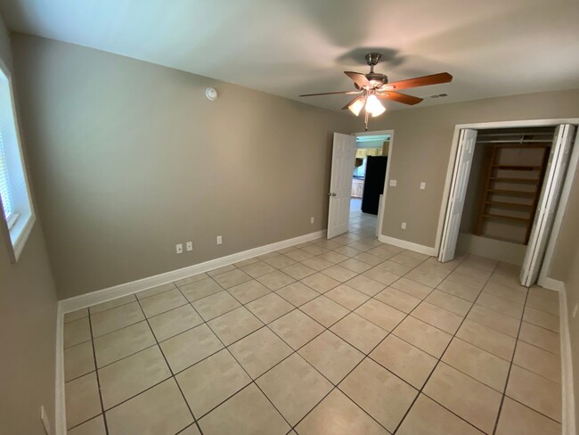 Building Photo - 2/1 Duplex off N. Monroe