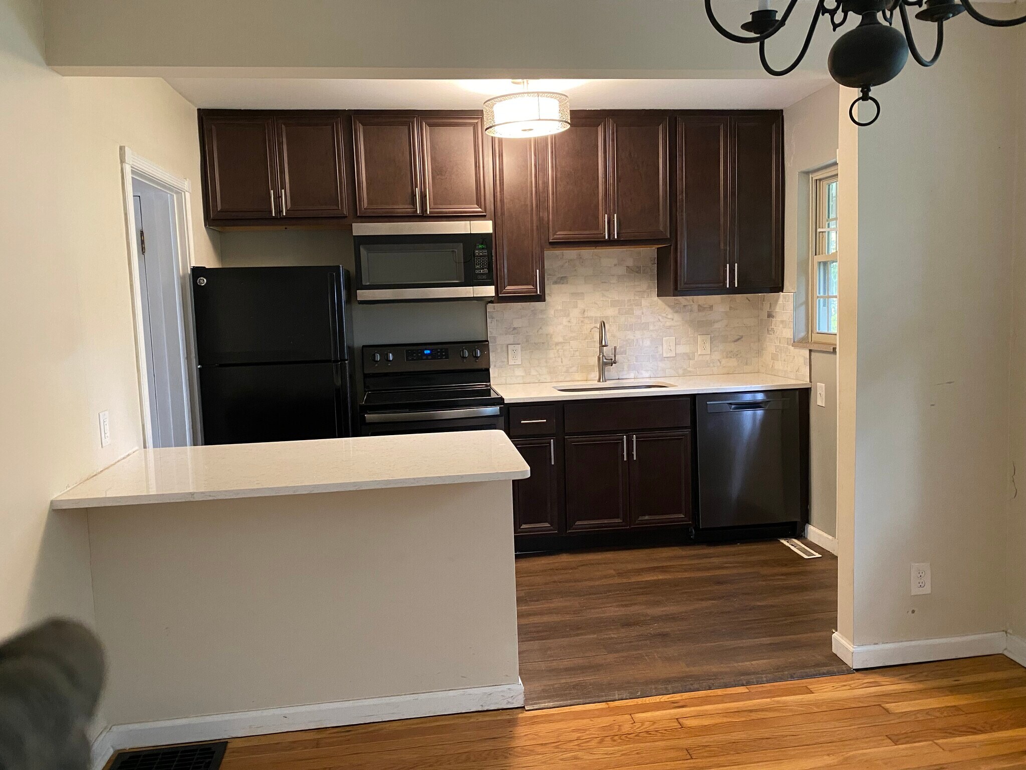 Kitchen/Breakfast Bar - 1040 Northwest Blvd