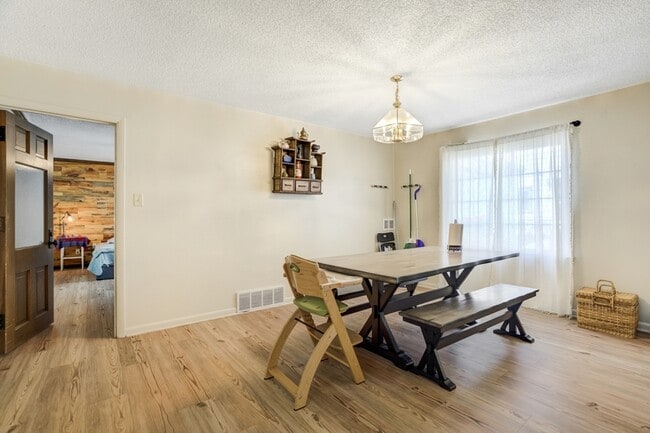 Building Photo - 515 W San Miguel St