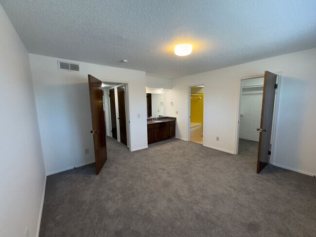 Building Photo - $500 OFF MOVE IN SPECIAL | Cozy Townhome in Quail Creek 2/2.5/2 Car Garage