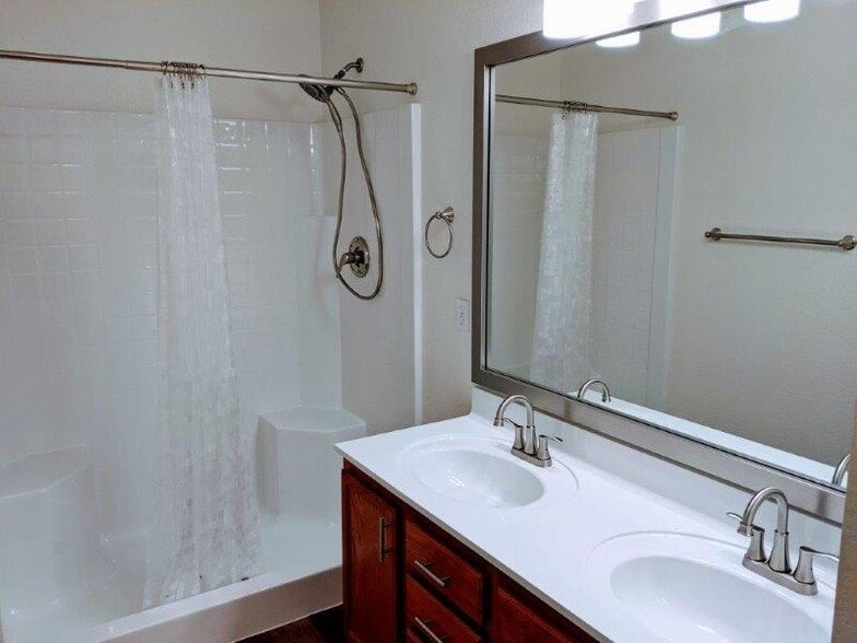 Large master bathroom - 11547 N 153rd Dr