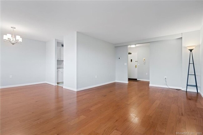 Building Photo - 891 Farmington Ave