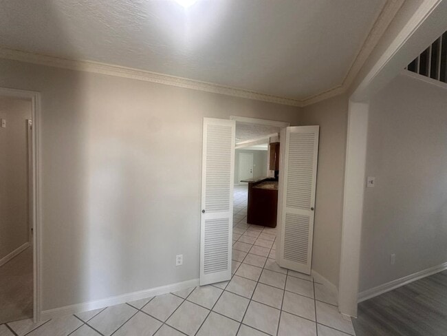 Building Photo - 219 Kings Ct
