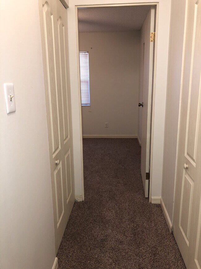 Building Photo - Adorable 2 BR | 1 BA Townhome in Goldsboro! Excellent Location!