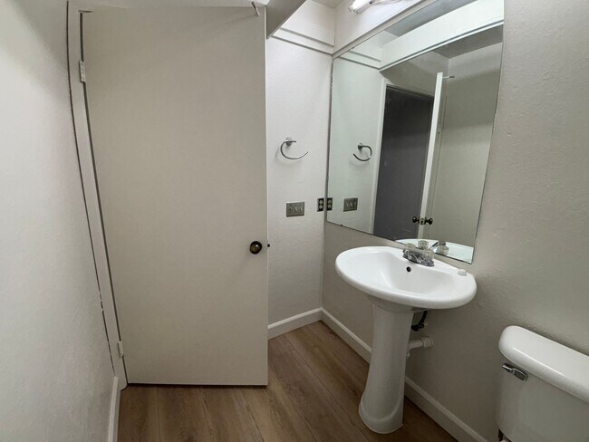 Building Photo - Spacious Updated Bonita Condo