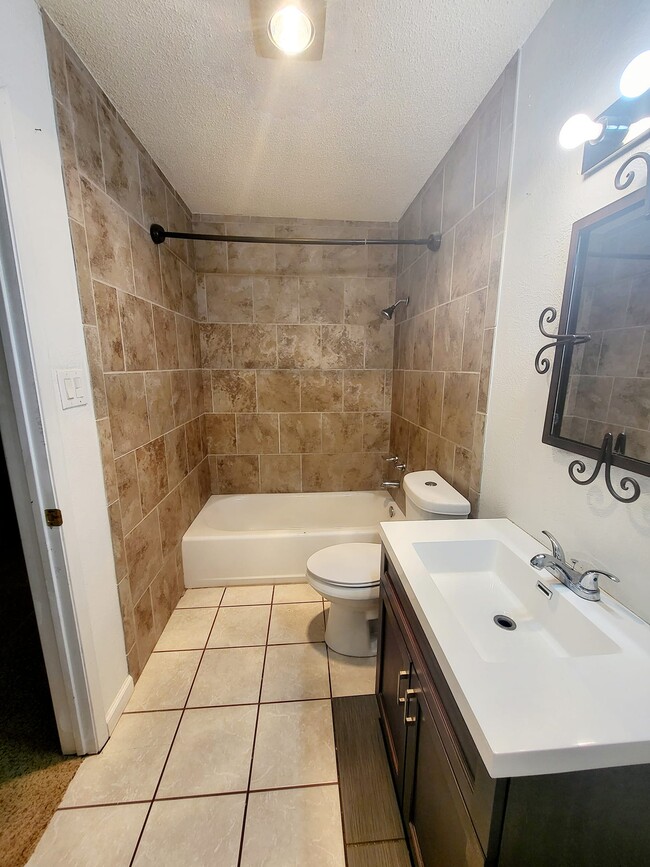 Building Photo - 4017 Eastridge Dr