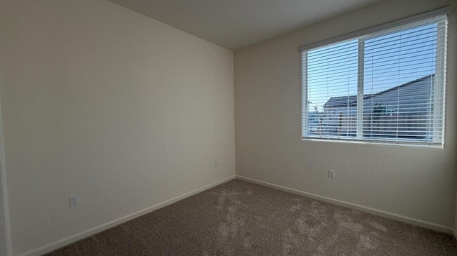 Building Photo - 2153 N Renn Ave