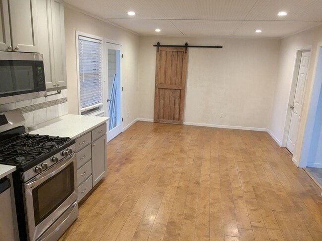 Building Photo - Spacious 4 Bed 2 Bath with Enclosed Patio and Stainless Steel Appliances