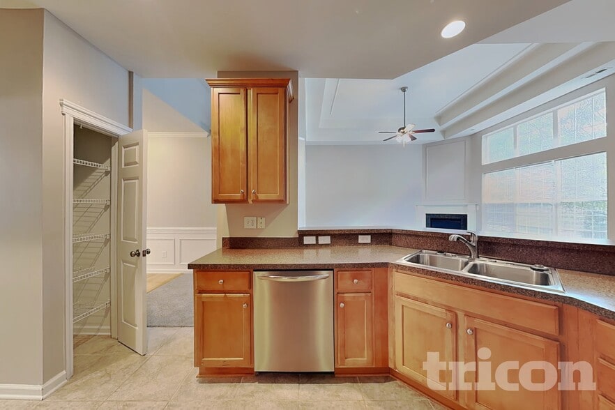 Building Photo - 15609 Carrington Ridge Dr