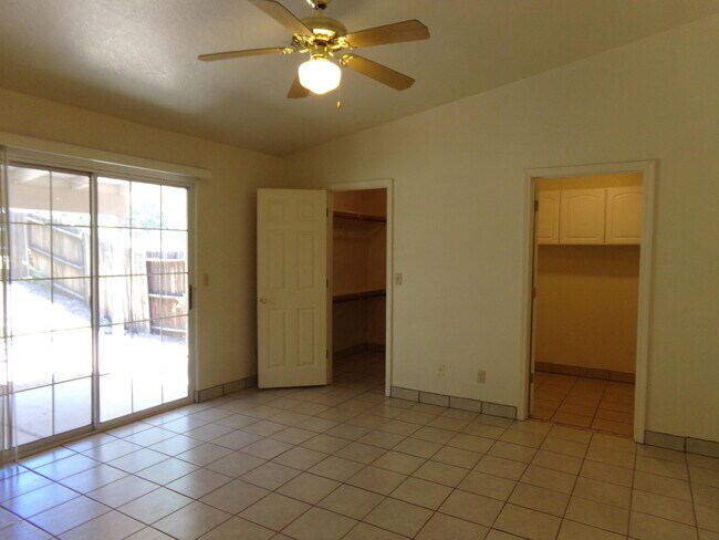 Building Photo - 4801 N Viewpoint Dr