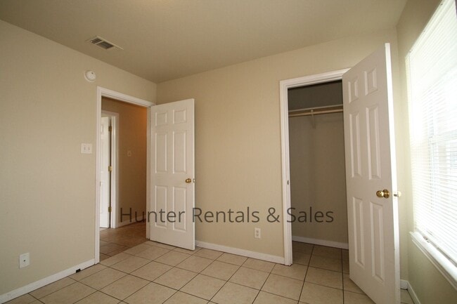 Building Photo - Spacious Duplex!