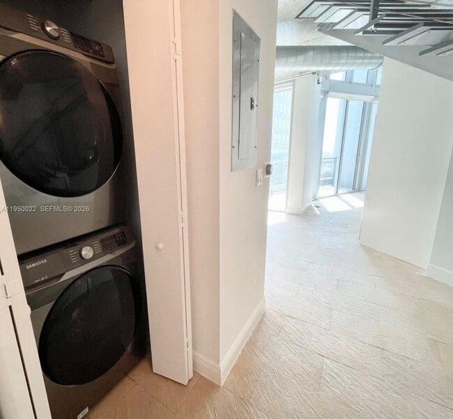 Building Photo - 690 SW 1st Ct