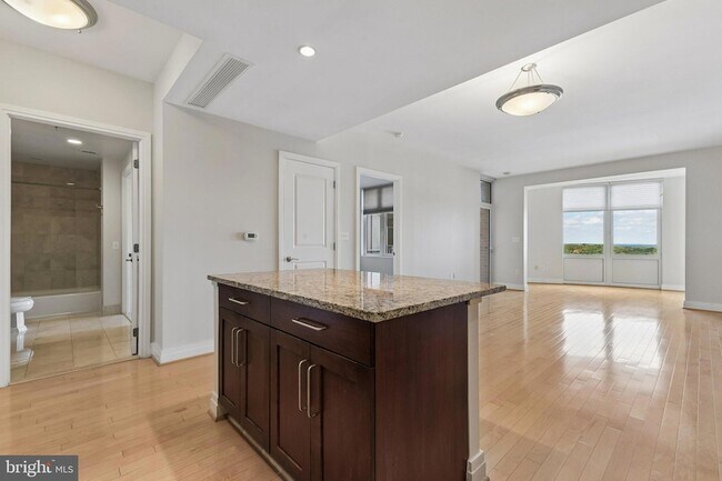 Building Photo - 8220 Crestwood Heights Dr
