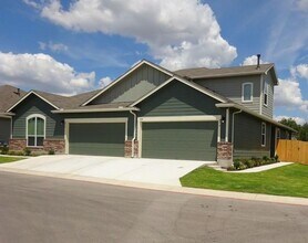 Building Photo - Classic 3 Bedroom 3 Bath Home With Generou...