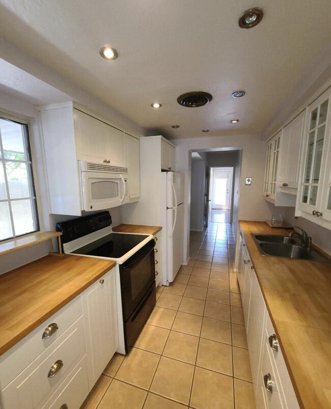 Building Photo - 1407 W Glenrosa Ave