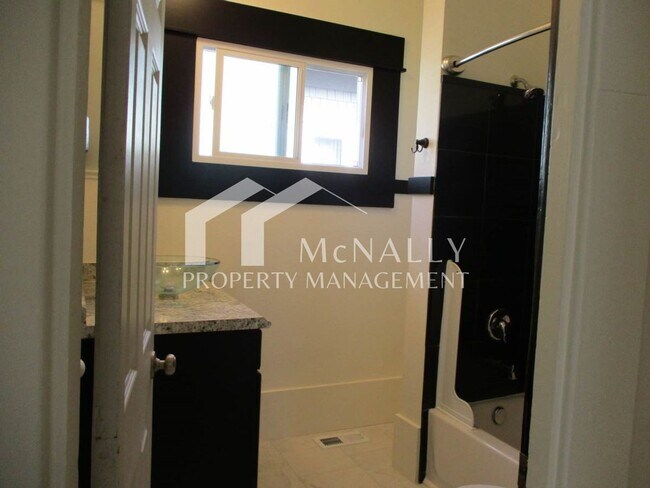 Building Photo - Charming 3-Bedroom Craftsman in Central Tacoma with Spacious Studio/Office