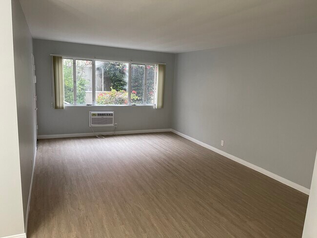 Building Photo - 308 N Rossmore Ave