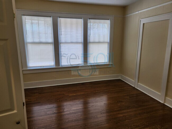 Building Photo - Newly Renovated Immaculate Apartment In Hillcrest!!!!! Just Blocks from UAMS!!