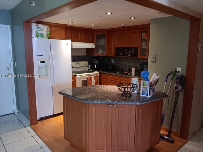 Building Photo - 9686 Fontainebleau Blvd